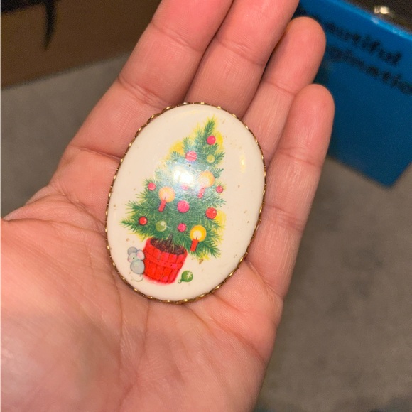 Vintage Hallmark Christmas Tree Candles Ornaments Mouse Cameo Brooch Pin - Picture 3 of 3